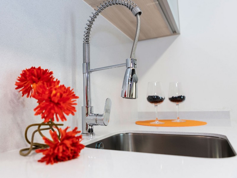 Detalle grifería de cocina Residencial Vía Verde